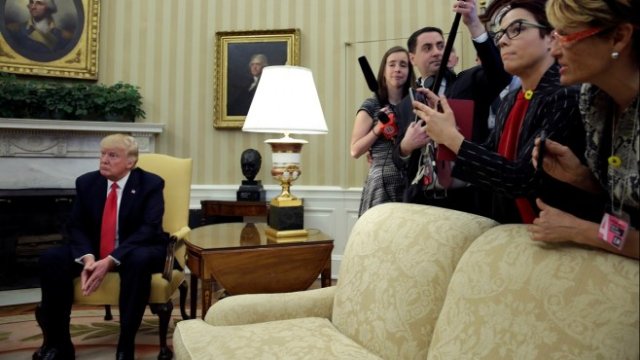 <p>
	Доналд Тръмп и журналисти в Белия дом. <em>Снимка: Ройтерс</em></p>
