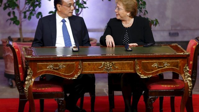 <p>
	Китайският премиер и президентът на Чили Мишел Бачелет (вдясно). <em>Снимка: Ройтерс</em></p>
