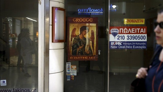 <p>
	Все повече малки магазини в Гърция затварят завинаги. <em>Снимка: Ройтерс</em></p>
