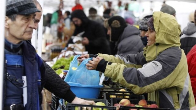 <p>
	Фермерски пазар в София.&nbsp;<em>Снимка: Олег Попов, Investor Media Group</em></p>
