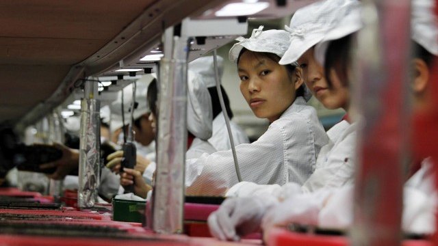 <p>
	Foxconn продължава да нарушава правата на служителите си. <em>Снимка: Ройтерс</em></p>
