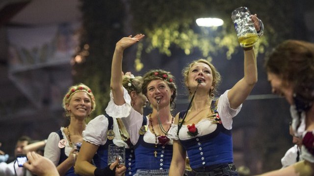 <p>
	Германците имат причина да се радват - икономическите данни за страната им непрестанно поднасят положителни изненади. <em>Снимка: Ройтерс</em></p>
