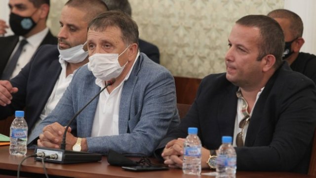 <p>
	<em>Светослав Илчовски (вдясно) и Иван Ангелов в парламента. Снимка: Димитър Кьосемарлиев, Investor Media Group</em></p>
