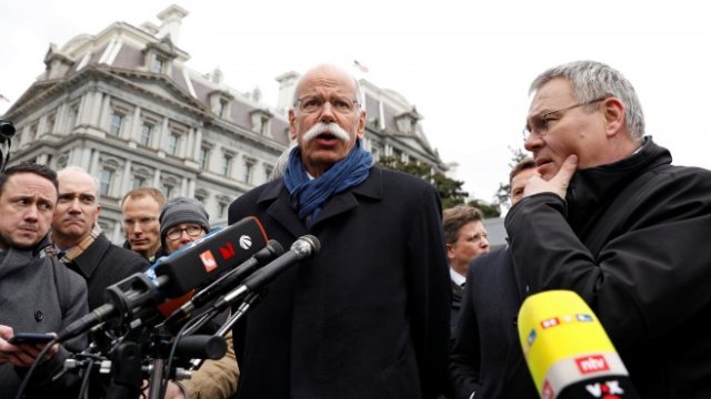 <p>
	Цетче говори с журналисти след срещата в Белия дом. <em>Снимка: Ройтерс</em></p>
