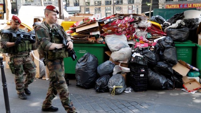 <p>
	Париж в петък - часове преди началото на първенството. <em>Снимка: Ройтерс</em></p>

