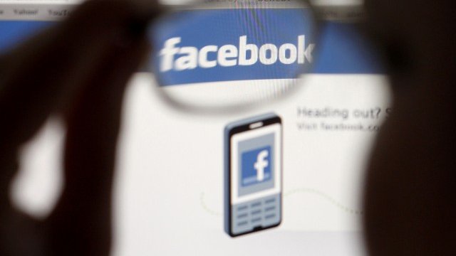 <p style="text-align: justify;">
	Компаниите са принудени да внасят повече яснота относно това как точно консумират данните на потребителите си, защото все повече от тях се отдръпват от социалните мрежи. <em>Снимка: Ройтерс</em></p>
