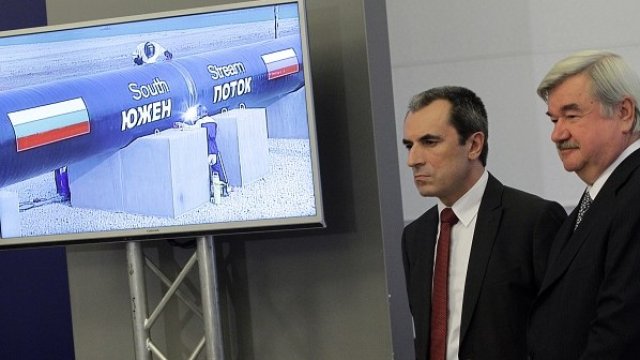 <p>
	Премиерът Пламен Орешарски наблюдава първото заваряване на шев в газокомпресорната станция &quot;Расово&quot;. <em>Снимка: БТА</em></p>
