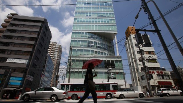 <p>
	Според брокери част от търсенето идва от купувачи, бързащи да изпреварят новия, по-висок потребителски данък, който ще бъде увеличен от 5 на 8% от април следващата година. <em>Снимка: Ройтерс</em></p>
