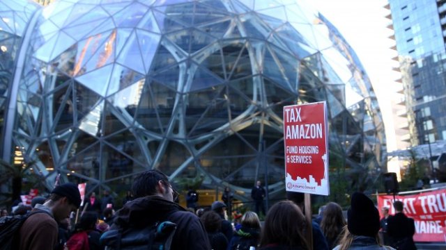 <p>
	Протестиращи в подкрепа на новия данък. <em>Снимка: Ройтерс</em></p>
