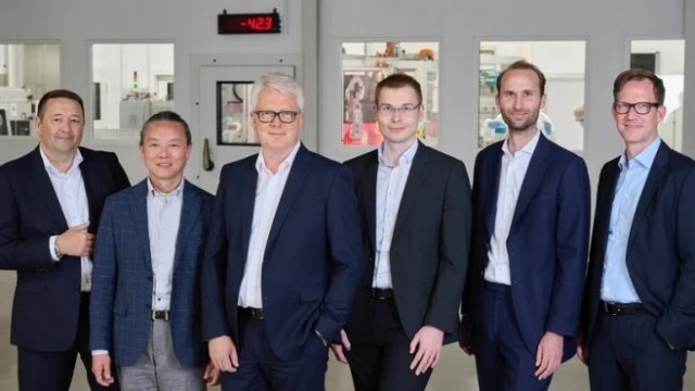 <p>
	Бордът на директорите на новата компания за батерии на Volkswagen (от ляво надясно): Йорг Тайхман, Сунхо Ан, Франк Бломе, Себастиан Волф, Кай Александър Мюлер и Себастиан Крапот.&nbsp;<em>Снимка: Volkswagen</em></p>
