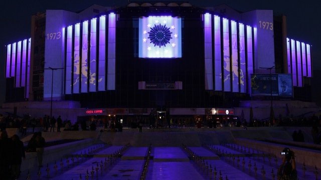 <p>
	По случай Деня на Европа сградата на НДК бе осветена в цветовете на Европейския съюз. <em>Снимка: БТА</em></p>
