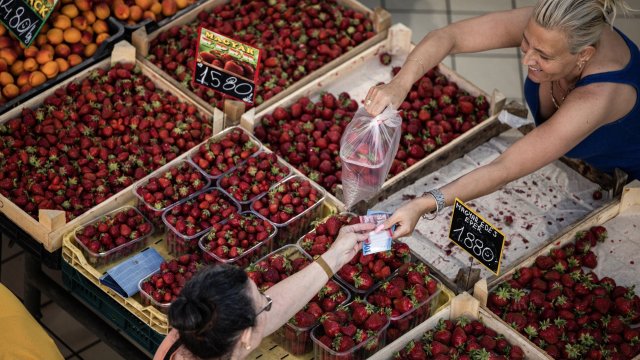 Жена пазарува от щанд за плодове. Снимка: Bloomberg L.P.