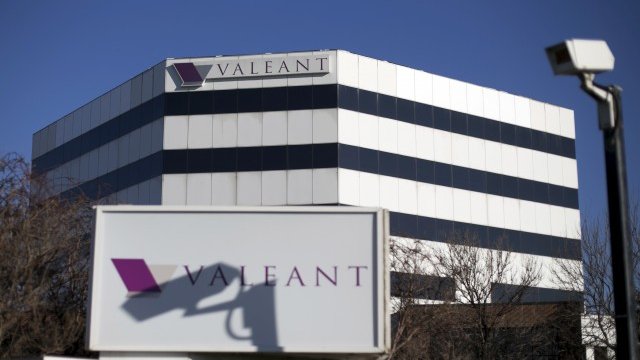 <p>
	Valeant често е критикувана за бизнес модела си, чийто растеж зависи от закупуването на компании и големи повишения на цените на лекарствата. <em>Снимка: архив Ройтерс</em></p>
