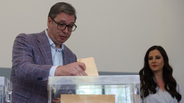 Сръбският президент Александър Вучич гласува, придружен от съпругата си Тамра Вучич, на местните избори в Белград. Вучич е лидер на Сръбската прогресивна партия. Снимка: БГНЕС/ EPA/ANDREJ CUKIC