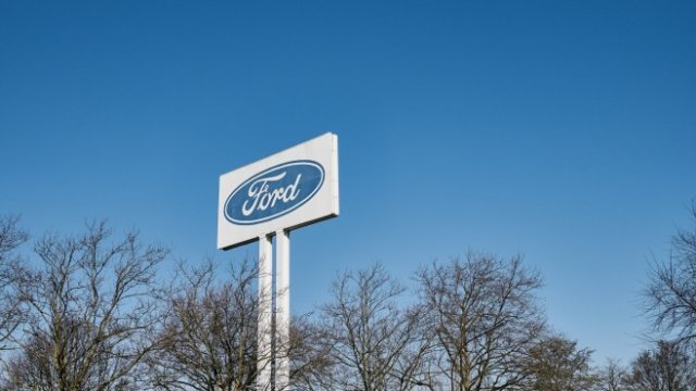 Кой ще победи в приятелската надпревара на Ford и Tesla