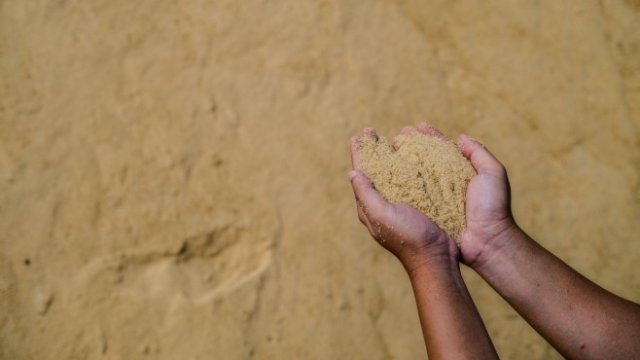 <p>
	<em>Сурова захар в склад в Малайзия. Снимка: Samsul Said/Bloomberg&nbsp;</em></p>

