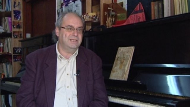 <p>
	Петър Димитров, реставратор на пиана и рояли. <em>Снимка: Bloomberg TV Bulgaria</em></p>
