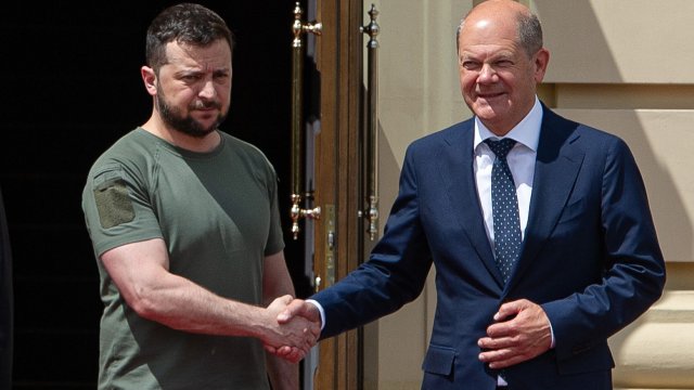 Президентът на Украйна Володимир Зеленски (вляво) и германският канцлер Олаф Шолц (вдясно). Източник: Bloomberg L.P.