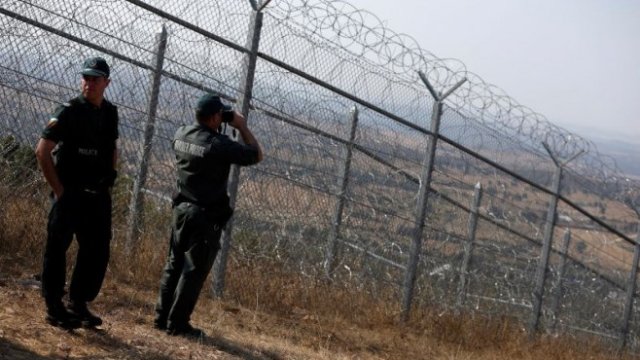 <p>
	Гранични полицаи наблюдават българо-турската граница, по протежение на която беше изградена ограда. За съоръжението бяха похарчени почти 170 млн. лева. <em>Снимка: архив, Ройтерс</em></p>
