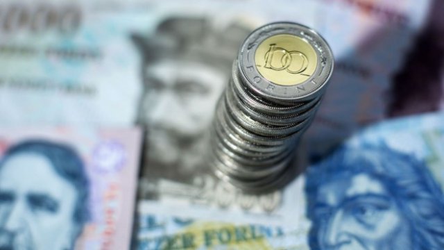 <div>
	Унгарският форинт се обезцени с над пет процента спрямо еврото от началото на август. <em>Снимка: Bloomberg LP</em></div>
