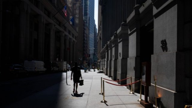<p>
	Пешеходец минава по Wall Street близо до Нюйоркската фондова борса, в понеделник, 20 юли 2020 г. <em>Снимка: Bloomberg LP</em></p>
