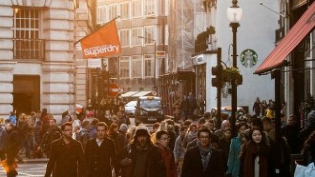 <p>
	Колкото по-дълго това продължава това, толкова по-голяма е вероятността да се унищожи производствения капацитет, според&nbsp;Мари Оуенс Томсън &nbsp;от Indosuez Wealth Management.&nbsp;<em>Снимка: Stefan Wermuth/Bloomberg</em></p>
