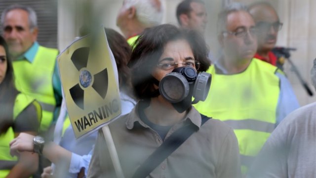 <p>
	Протест на турски и гръцки граждани, насочен срещу плановете на Турция за изграждане на ядрени електроцентрали на територията на страната.<em> Снимка: Ройтерс</em></p>
