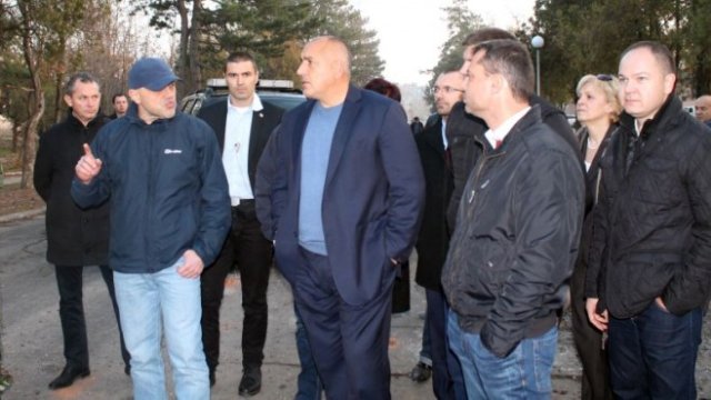 <p>
	Премиерът Бойко Борисов посети бежанския лагер в Харманли след сблъсъците миналата седмица. <em>Снимка: БТА</em></p>
