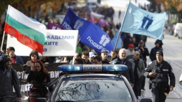 <p>
	Протест на БАН за по-високи заплати. <em>Снимка: Олег Попов, Investor Media Group</em></p>
