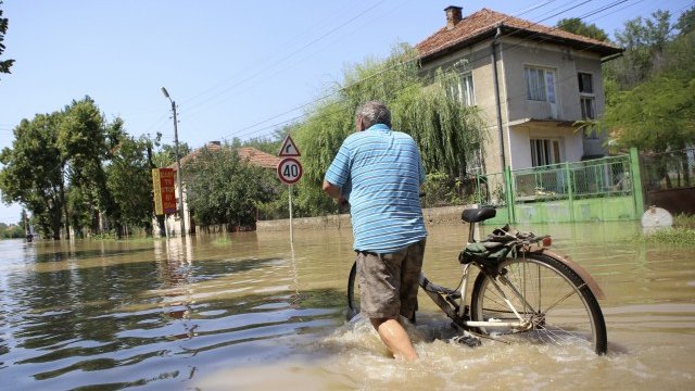 <p>
	През август силно наводнение причини сериозни щети в Мизия. <em>Снимка: Ройтерс</em></p>
