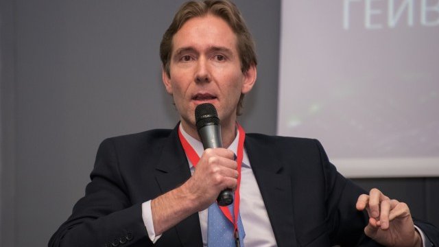 <p style="text-align: justify;">
	Марк Бартън от Bloomberg TV. <em>Снимка: Investor.bg</em></p>
