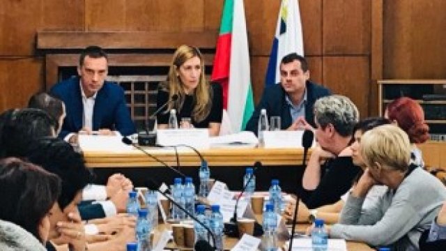 <p>
	Николина Ангелкова по време на посещението й в Бургас.&nbsp;<em>Снимка: Пресцентър на министерството на туризма</em></p>
