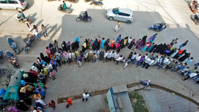 <p>
	Индийци чакат да депозират парите си в банките. <em>Снимка: архив Ройтерс</em></p>
