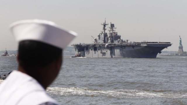 <p>
	USS Iwo Jima. <em>Снимка: Архив Ройтерс</em></p>
