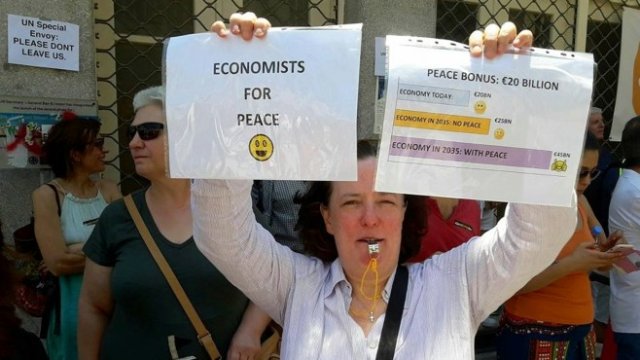 <p>
	Фиона Мълин по време на протеста. <em>Снимка: Бранислава Бобанац</em></p>
