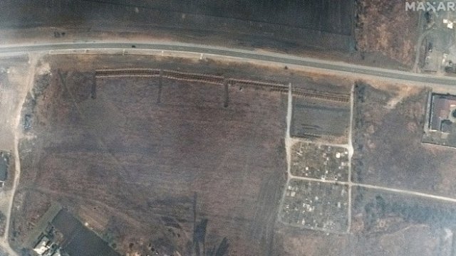 <p>
	Снимка от град Маншух, на 30 км от Мариупол. <em>Снимка: &nbsp;EPA/AMMAR SALIH</em></p>
<p>
	&nbsp;</p>
