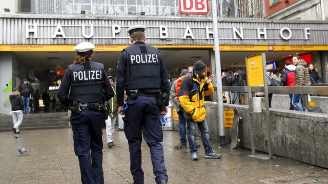 <p>
	Полицаи на обход пред централната гара на Мюнхен. <em>Снимка: Ройтерс</em></p>
