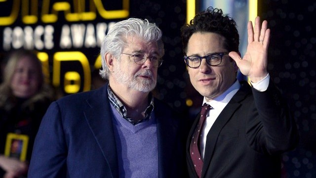 <p>
	Джордж Лукас (вляво) и режисьорът на новия филм Джей Джей Ейбрамс позират за премиерата на&nbsp;&quot;Междузвездни войни: Силата се пробужда&quot; в Холивуд. <em>Снимка: Ройтерс</em></p>
