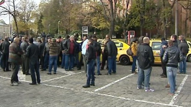 Чобанов: Патентен данък за такситата не е на дневен ред