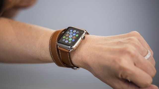 <p>
	Apple Watch може да имаш и под наем. <em>Снимка: Ройтерс</em></p>
