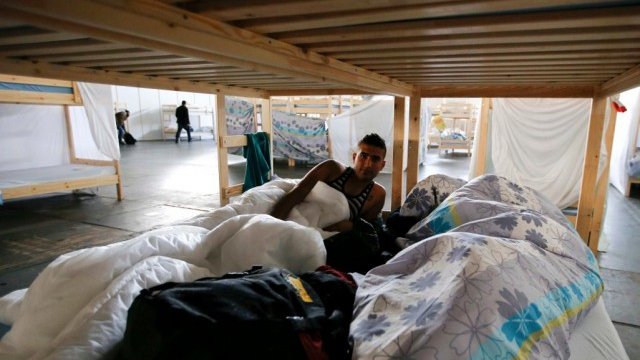 <p>
	Бежанец от Ирак в приемен мигрантски център в Берлин. <em>Снимка: Ройтерс</em></p>
