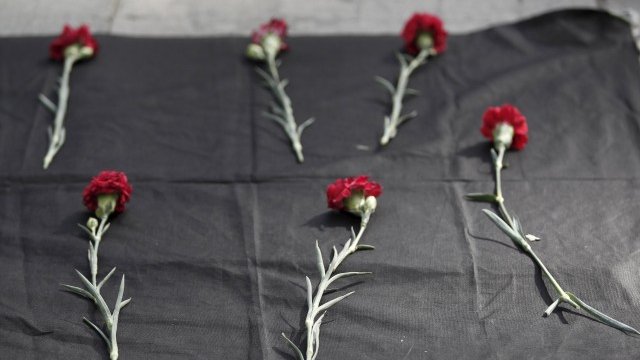 <p>
	Граждани полагат цветя в близост до атентатите в памет на жертвите. <em>Снимка: Ройтерс</em></p>
