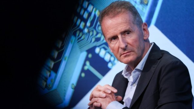 <p>
	Ръководителят на Volkswagen Group Херберт Дийс. <em>Снимка:&nbsp;Hollie Adams/Bloomberg</em></p>
