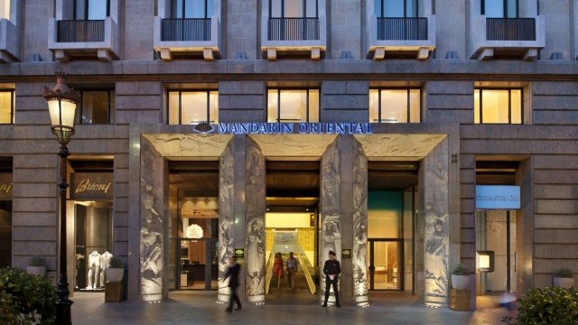 <p>
	Цената на двойна стая в Mandarin Oriental в Барселона започва от 450 долара за нощ. <em>Снимка:&nbsp;Mandarin Oriental&nbsp;</em></p>
