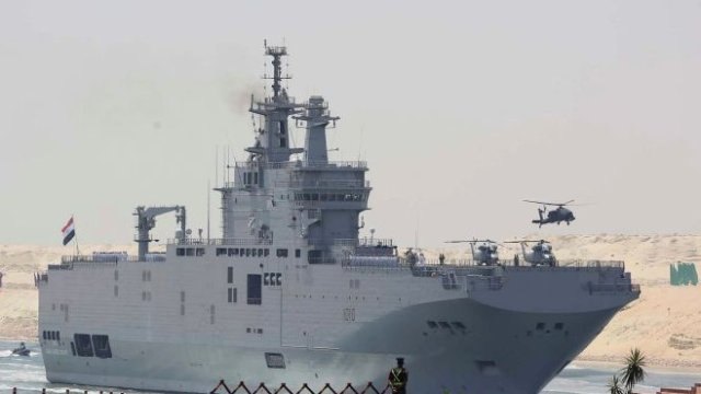 <p>
	Корабостроителницата в Сен-Назер произведе двата Мистрал-а, които вместо на Русия бяха продадени на Египет. <em>Снимка: Архив Ройтерс</em></p>
