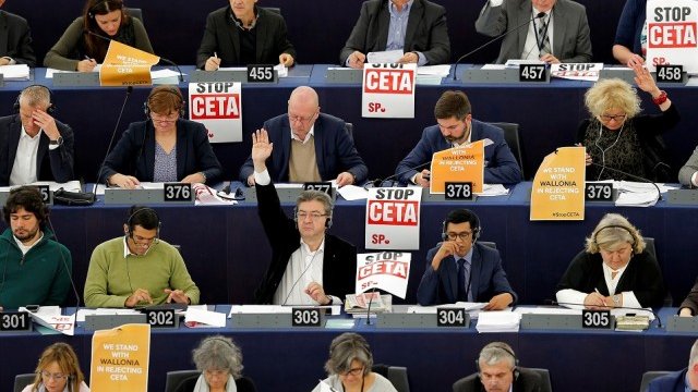 <p>
	Протест срещу CETA в Европейския парламент. Снимка: <em>архив Ройтерс</em></p>
