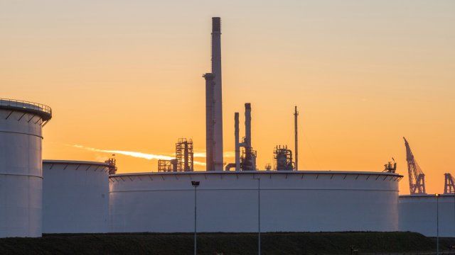 Петролът е напът към първо седмично поскъпване от месец*