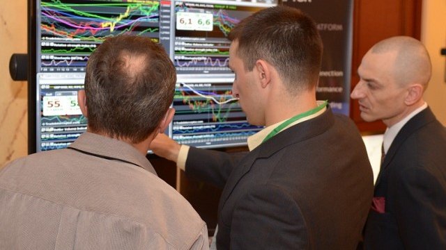 <p>
	Участници във форума коментират новостите при платформите за търговия. <em>Снимка: Investor.bg</em></p>
