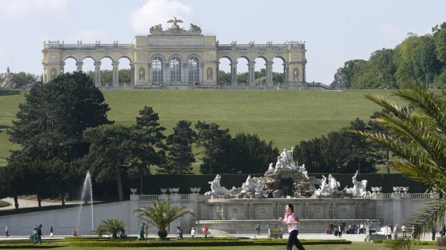 <p>
	Австрийската столица Виена за четвърти пореден път е градът, който предлага най-добро качество на живот в света. <em>Снимка: Ройтерс</em></p>
