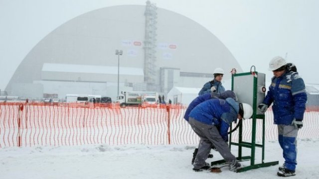 <p>
	Старият саркофаг е укрепван и подсилван няколко пъти и е опасен за експлоатация. <em>Снимка: Ройтерс</em></p>
